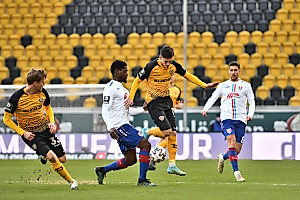 Beide Teams schenken sich auf dem Rasen nichts. | Foto: Dennis Hetzschold