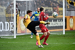 Jimi Müller bringt den Ball vors Tor.