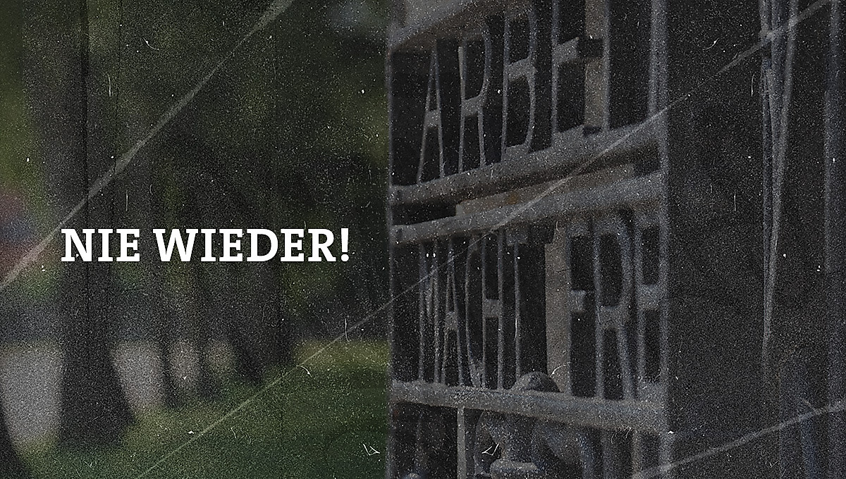 Das Eingangstor zum Konzentrationslager Dachau mit der Aufschrift Arbeit macht frei. Darüber der Schriftzug: Nie wieder!