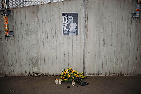 Ein Bild von Hans-Jürgen Kreische mit darunterliegendem Blumenkranz