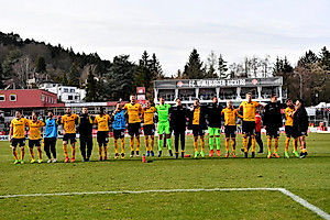 Die Mannschaft feiert den Auswärtssieg mit den Fans