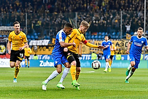 Stefaniak im Zweikampf – erneut vertrat das Eigengewächs Kapitän Hartmann.