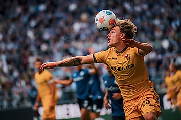 Jonas Oehmichen nimmt einen Ball mit dem Kopf.