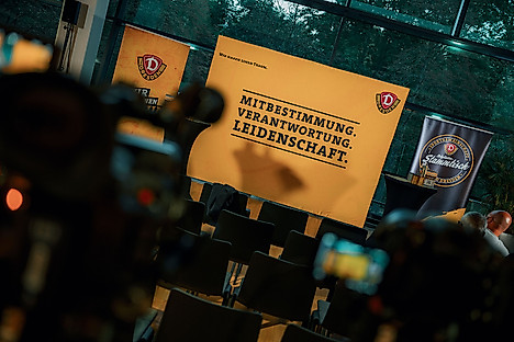 Leinwand beim Mitgliederstammtisch