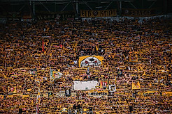 Der K-Block im Rudolf-Harbig-Stadion mit einer Schalparade