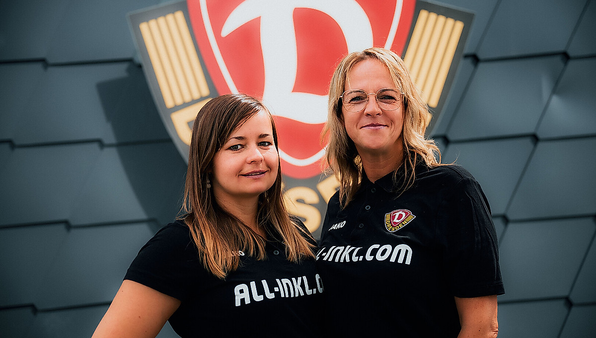 Maria Einhorn und Katja Krannich vor dem Dynamo-Wappen.