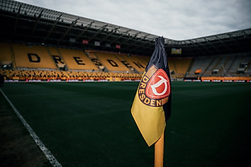 Blick von der Eckfahne im Rudolf-Harbig-Stadion auf das Spielfeld