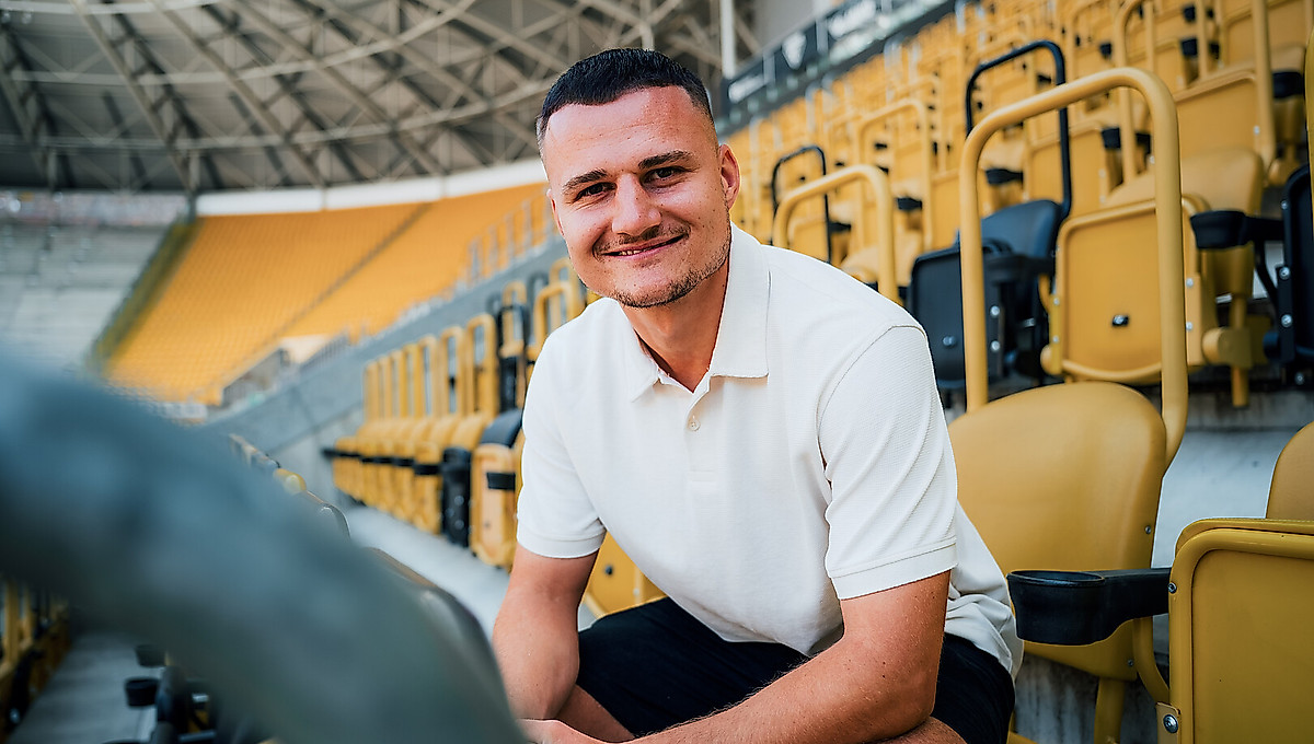Jakob Lemmer auf der Tribüne des Rudolf-Harbig-Stadions.