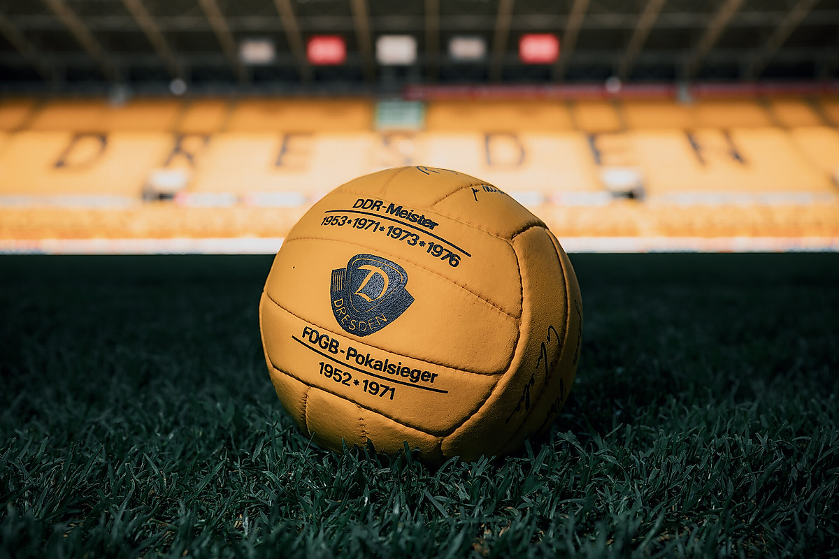 Ein gelber Ball auf dem Rasen  im Rudolf-Harbig-Stadion.
