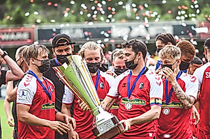 12.06.2021: Am Ende einer furiosen Saison unter Corona-Bedingungen reckt der SC II am letzten Spieltag der Saison 2020/21 vor den heimischen Fans den Meisterschaftspokal in die Höhe. 3. Liga, wir kommen! Foto: Achim Keller 