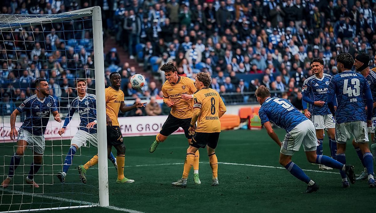 Dynamo-Spieler Thomas Keller köpft freistehend vor dem Schalker Tor zum Ausgleich ein.