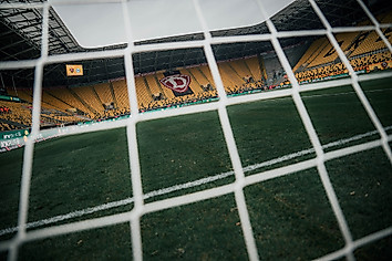 Der Blick aus dem Tor auf die Tribüne des Rudolf-Harbig-Stadions.