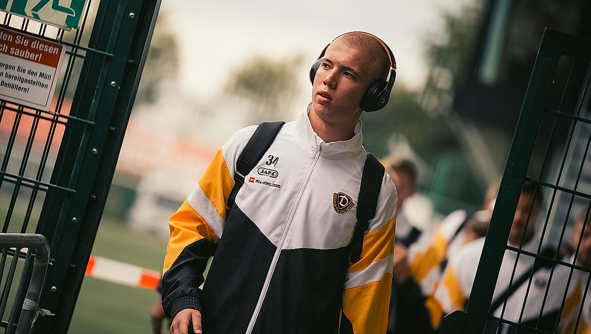 Dmytro Bohdanov mit Kopfhörer auf dem Kopf im Trainingsanzug der SGD.