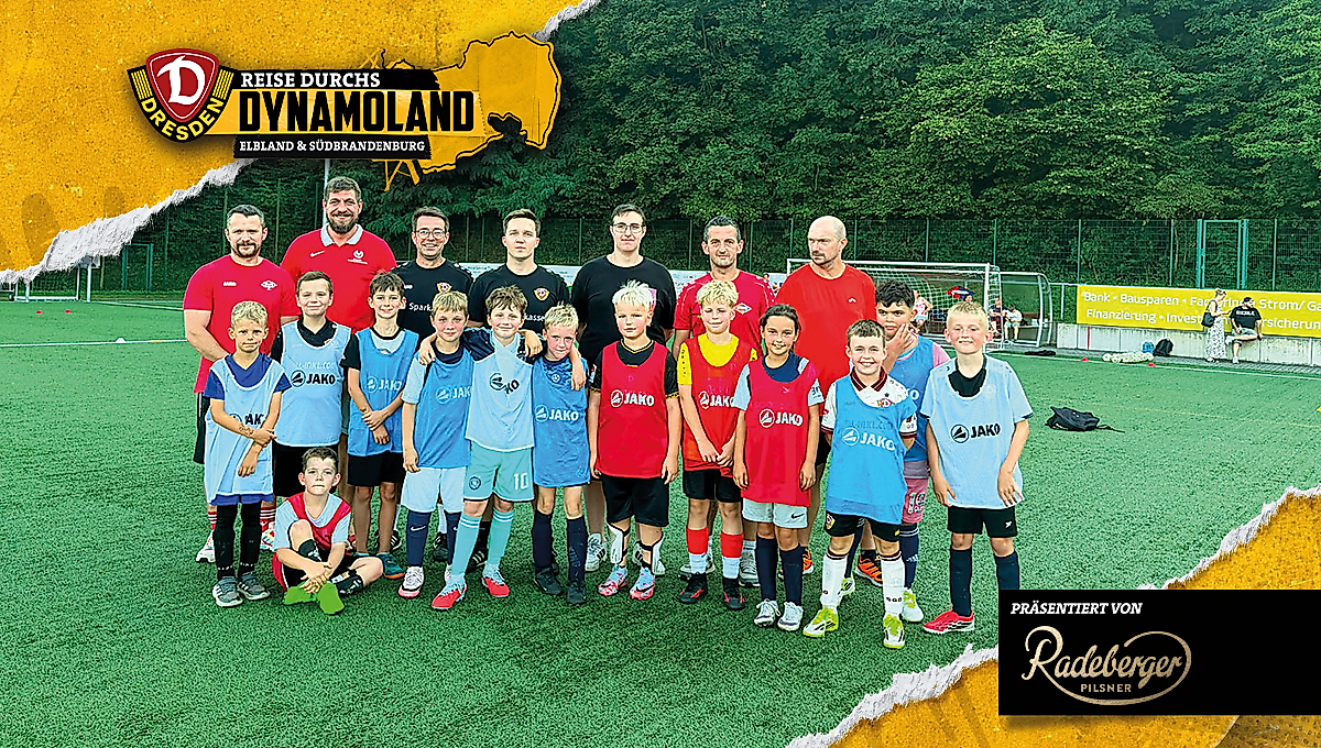 Eine Junioren-Trainingsgruppe mit Trainern.