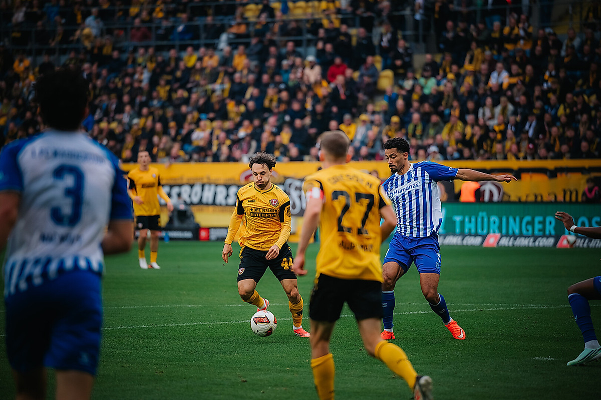 Simon Straudi beim Torabschluss für Dynamo Dresden
