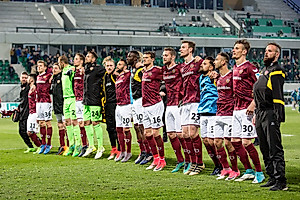 Nach Abpfiff feiert die Mannschaft trotz Niederlage mit den Auswärtsfahrern.