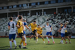 Dynamos U21 mit einer Kopfballchance.