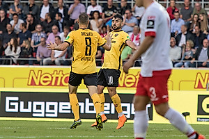 Torschütze Aias Aosman und Vorlagengeber Rico Benatelli jubeln nach dem 0:1