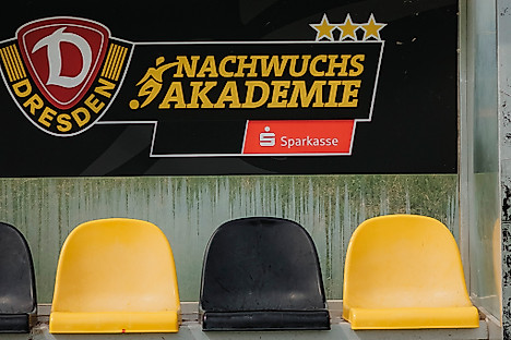 Die Auswechselbank auf dem Gelände der Nachwuchs Akademie.