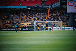 Spielfeld im Max-Morlock-Stadion bei der Partie 1. FC Nürnberg gegen die SG Dynamo Dresden.