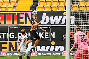 Stor versucht es aus der Entfernung mit einem Kopfball. | Foto: Steffen Kuttner