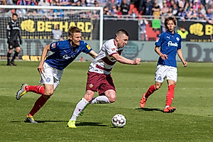 Haris Duljevic versucht seinem Gegenspieler davonzulaufen.