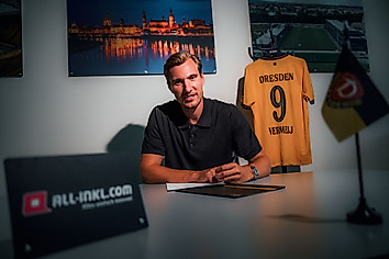 Dynamos Neuzugang Vincent Vermeij unterschreibt seinen Vertrag.