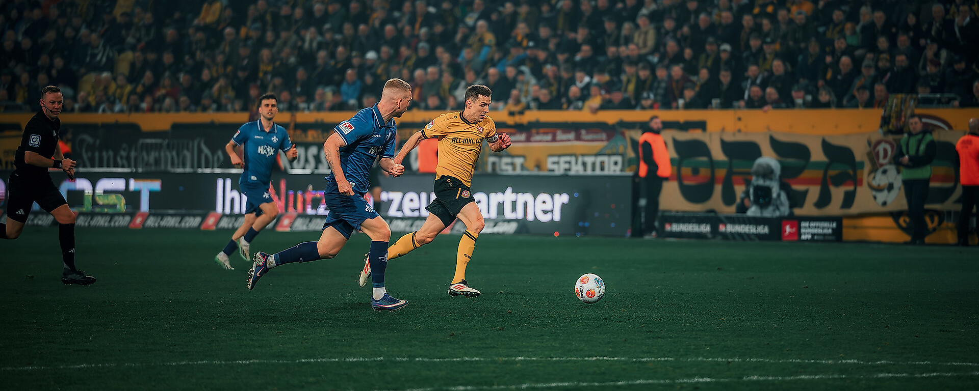 Niklas Hauptmann für Dynamo Dresden am Ball gegen den SV Darmstadt 98.