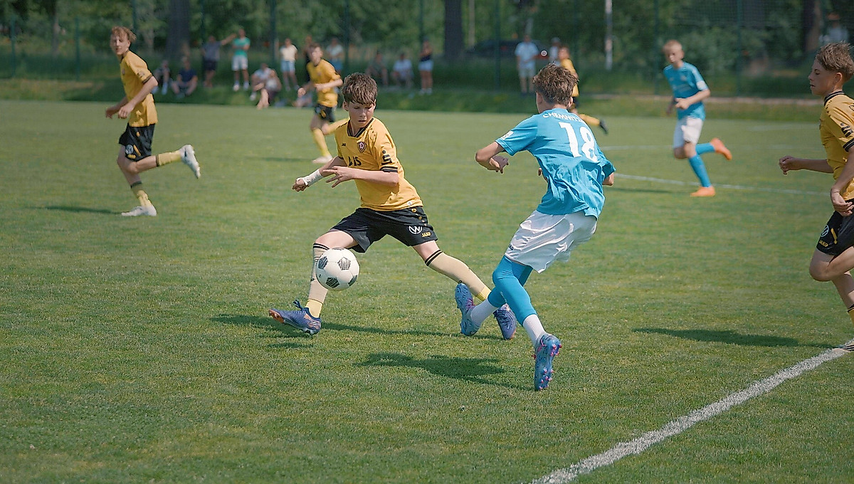 Dynamos Nachwuchsmannschaft im Spiel gegen die Altersgenossen vom Chemntizer FC.