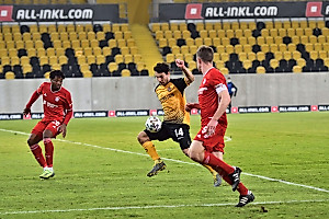 Für die Offensivspieler der SGD ist in der ersten Hälfte kaum ein Durchkommen. | Foto: Dennis Hetzschold