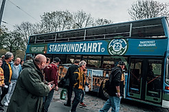 Ein Bus der Dresdner Stadtrundfahrt mit wartenden Dynamo-Fans davor