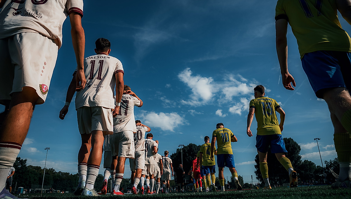 Die Spieler der U21 laufen auf das Spielfeld ein.