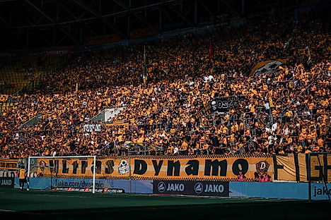 Der gefüllte K-Block im Rudolf-Harbig-Stadion.