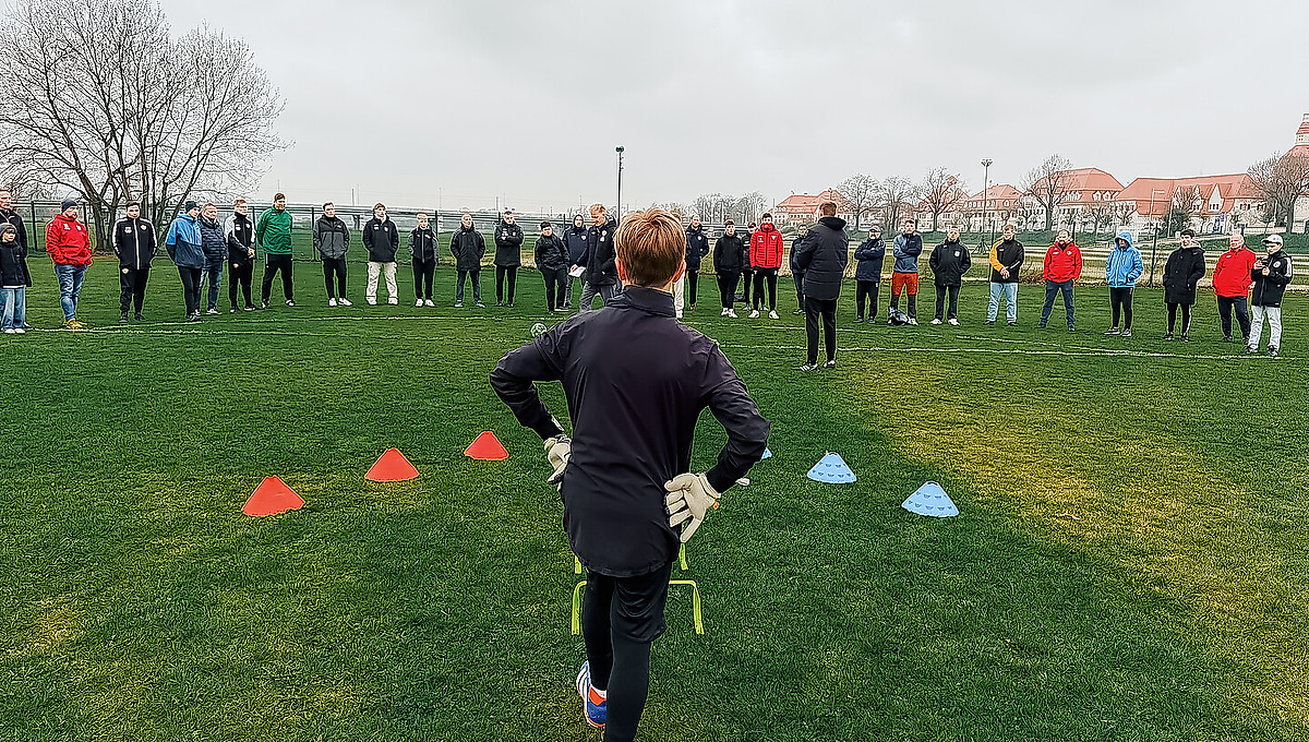 Ein Torhüter der Dresdner NWA beim Fortbildungstraining vor den Trainern im Sportpark Ostra.