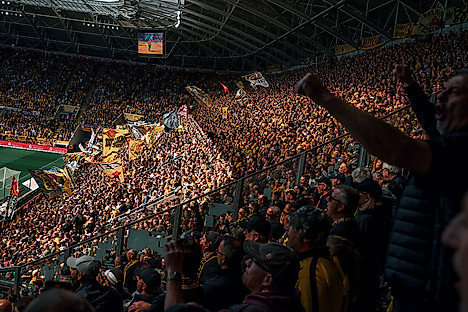 Der Blick von der Tribüne auf den gefüllten K-Block des Rudolf-Harbig-Stadions.