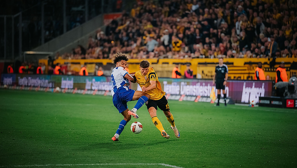 Zweikampf zwischen Spielern von Hertha BSC und Dynamo Dresden
