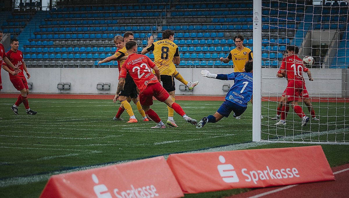 Torschuss von Dynamos U21 gegen Wernigerode