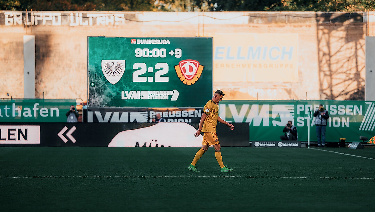 Stefan Kutschke verlässt nach seiner Roten Karte in Münster das Spielfeld.