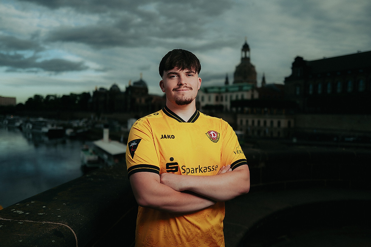 Justin Weißflog im Dynamo-Trikot am Terrassenufer Dresden.
