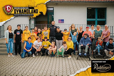 Eine Gruppe Schülerinnen und Schüler zusammen mit Lehrerinnen und Lehrern.