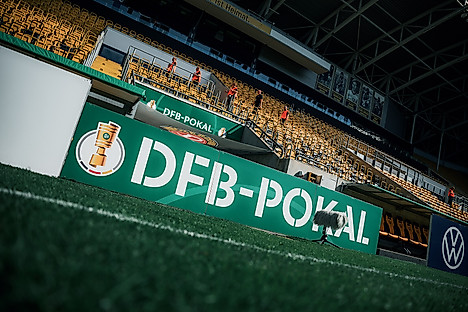Die DFB-Pokal-Bande im Rudolf-Harbig-Stadion.