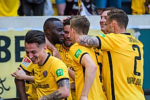 Erich Berko holt sich Glückwünsche ab nach seinem Kopfballtreffer zum finalen 3:0.