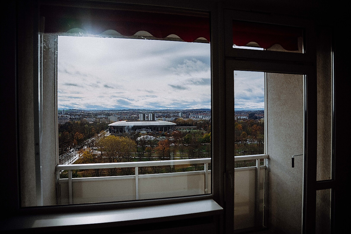 Blick auf einen Balkon, im Hintergrund das Rudolf-Harbig-Stadion