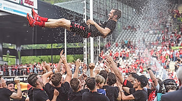 2018: Der Kapitän geht von Bord. Julian Schuster beendet nach dem Klassenerhalt seine Karriere. (Foto: Achim Keller)