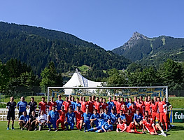 2014 gab es Besuch vom südbadischen Verein FC Buchholz im Trainingslager - und natürlich ein gemeinsames Erinnerungsfoto. 