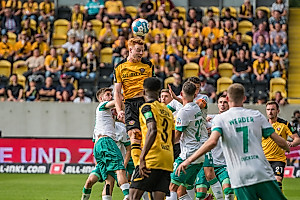 Luftkampf im Bremer Strafraum: Paul Will steigt zum Kopfball hoch. | Foto: Dennis Hetzschold