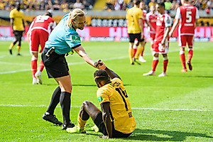 Schiedsrichterin Bibiana Steinhaus bei Moussa Koné
