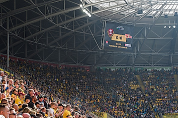 Anzeigetafel und Zuschauerbereich im Rudolf-Harbig-Stadion