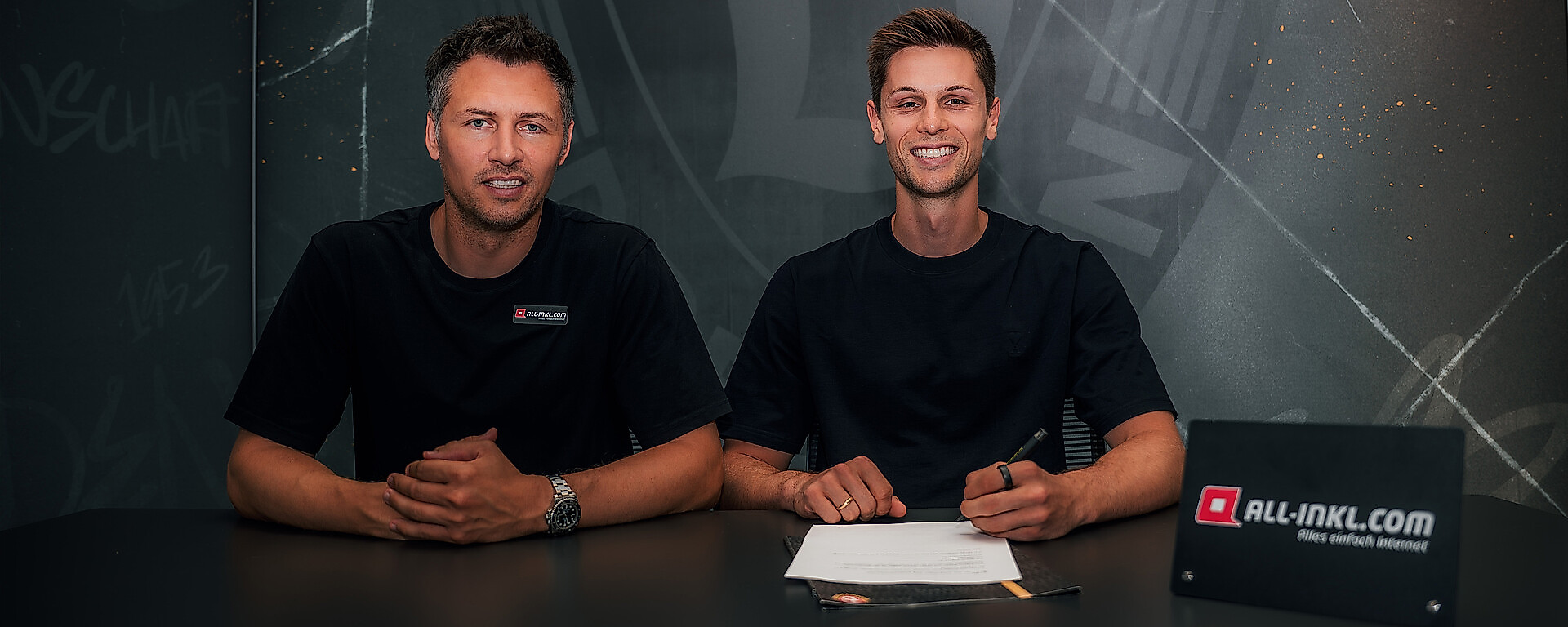 Sören Gonther und Daniel Mesenhöler bei der Vertragsunterschrift.