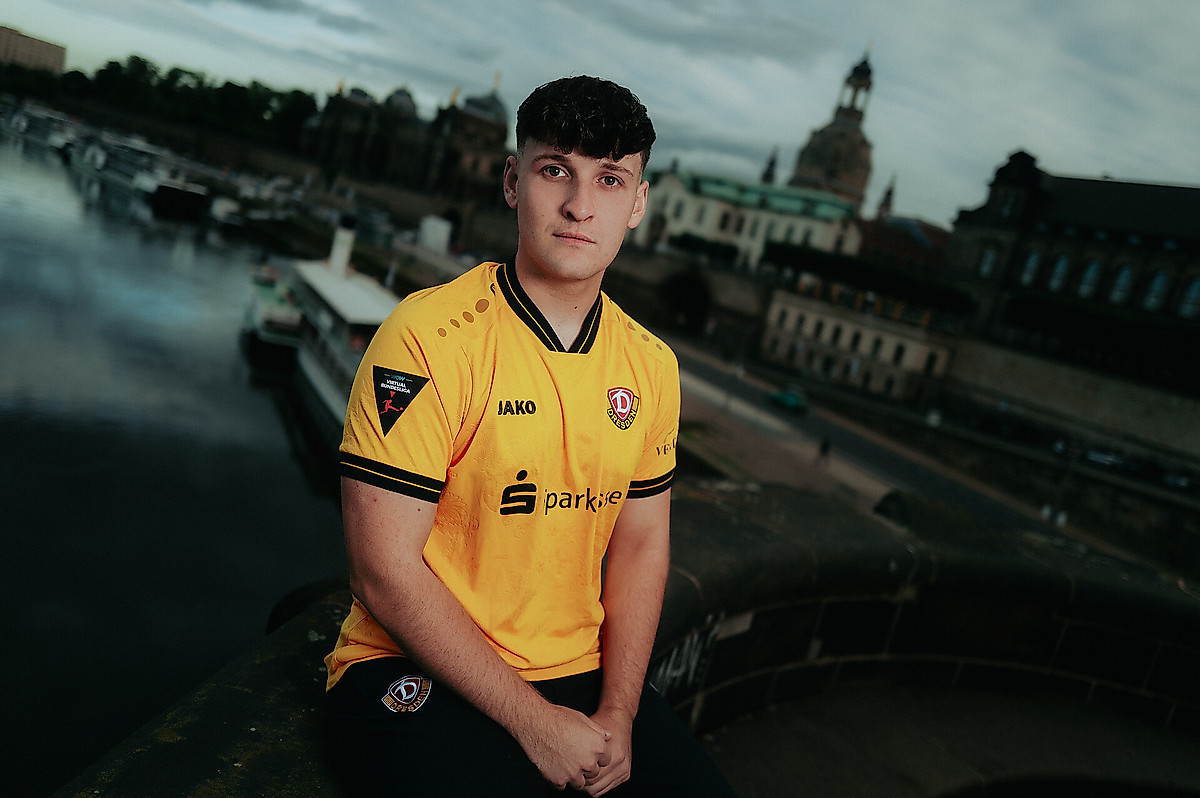 Nils Coenen im Dynamo-Trikot am Terrassenufer Dresden.